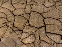 Risse in der getrockneten Schlammschicht bei den Salinen La Ensenada Lodge